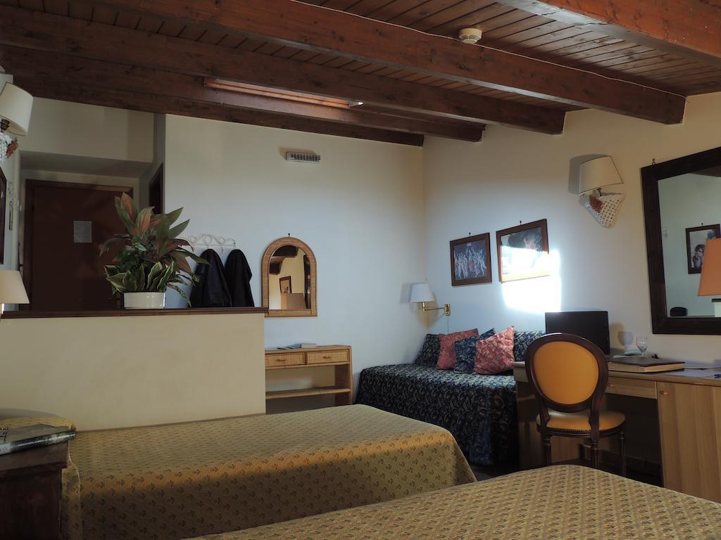 Country Relais I Due Laghi Villa Anguillara Sabazia Oda fotoğraf